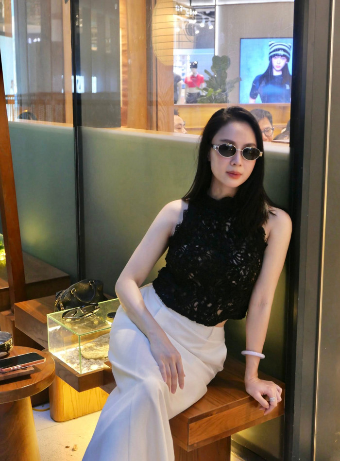Hồng Diễm tự tin 'thả dáng' khi dành thời gian đi chơi cùng Lương Thành. Ảnh: FBNV