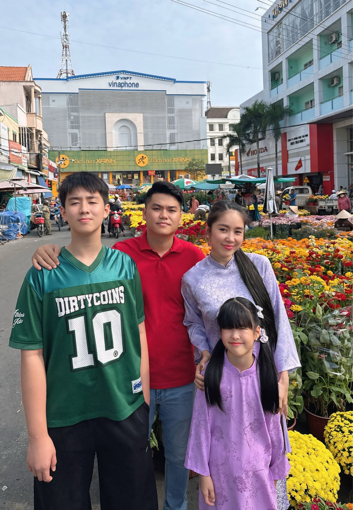 Sau nhiều sóng gió, Lê Phương đang tận hưởng cuộc sống gia đình bình yên bên chồng con.