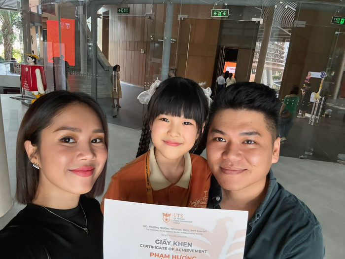 Lê Phương hạnh phúc khoe thành tích học tập đáng tự hào của con gái Bông.