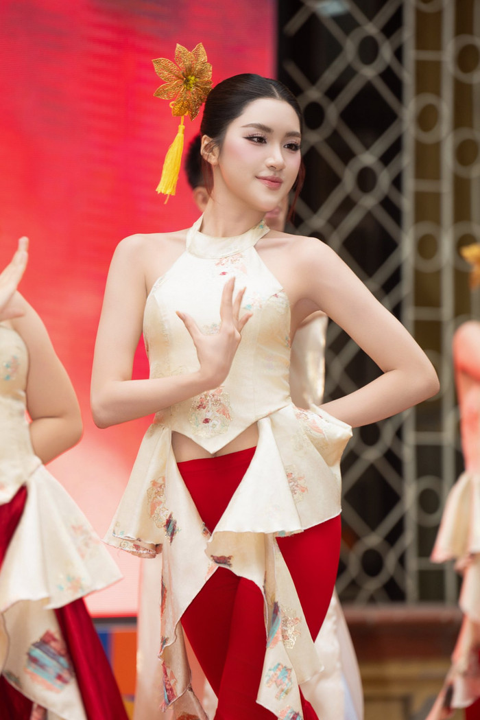Phương Oanh tích cực tham gia các hoạt động xã hội. Ảnh: FBNV