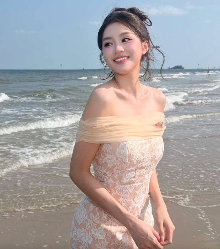 Phương Oanh cười tươi rói trong loạt ảnh mới nhất. Ảnh: FBNV