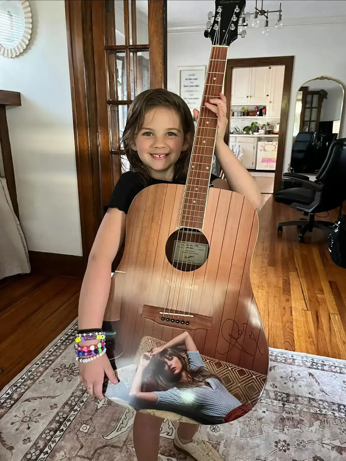 Fan nhí 8 tuổi nhận được món quà đặc biệt của Taylor Swift.