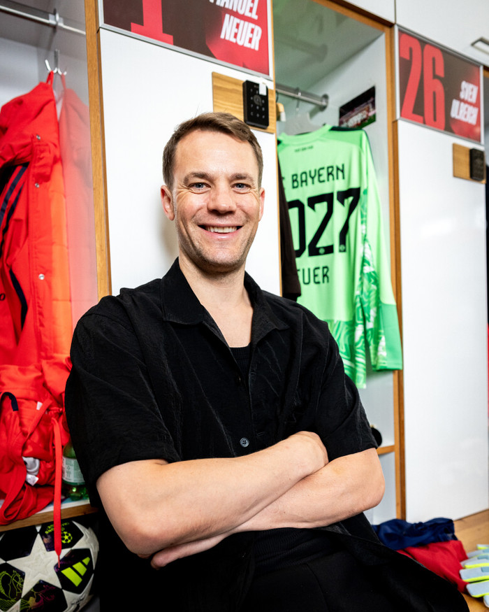 Manuel Neuer rời sân tập cùng đôi tất “SAK Recovery” và chuyên gia vật lý trị liệu Bernd Schosser. Ảnh: Bayern Munich