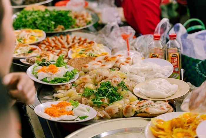 Chợ Cồn có nhiều món ăn ngon với giá rất phải chăng.