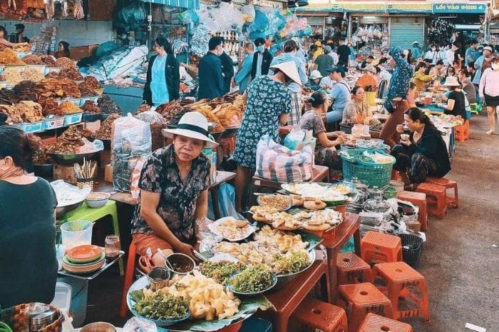 Đồ ăn ở chợ Cồn có mức giá khá 'mềm', lại đa dạng các món.