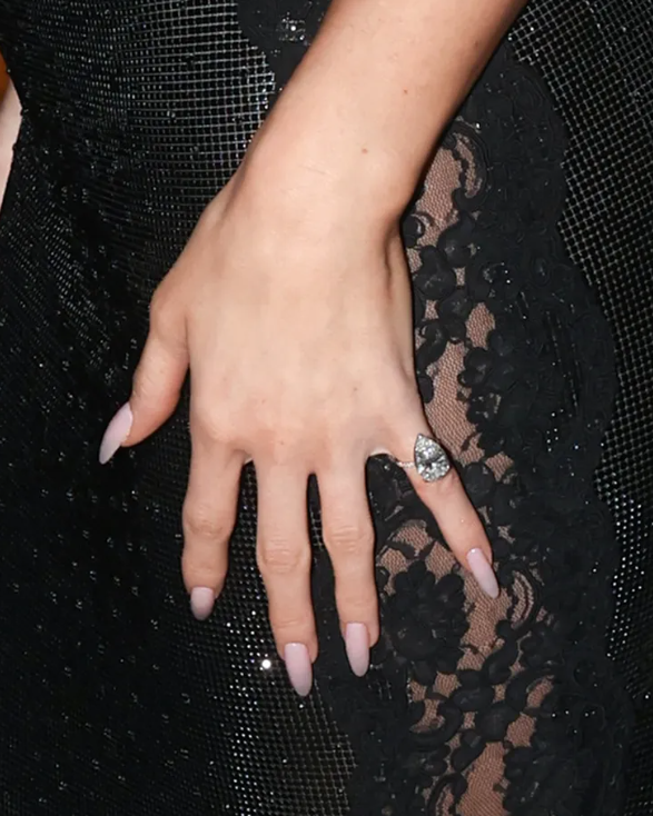 Người ta ước tính viên kim cương của Kylie Jenner có ít nhất 15 carat và trị giá hơn một triệu đô la. Ảnh: Getty Images