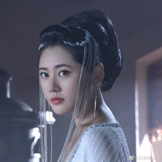 Thạch Quan Âm, tên thật là Lý Kỳ, xuất hiện nổi bật trong phần Đại Sa Mạc của Sở Lưu Hương Truyền Kỳ.&nbsp;