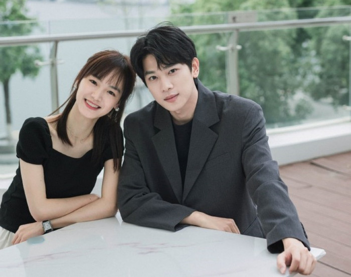 Ngày Ta Gặp Nhau mang màu sắc rom-com nhẹ nhàng với mô-típ yêu giả thành thật. Sau nhiều năm xa cách, Hứa Mộ bất ngờ gặp lại bạn cùng bàn thời cấp ba là Tạ Thời trong vai trò đối tác công việc. Từ một hiểu lầm nhỏ, cả hai dần bước vào mối quan hệ ngọt ngào nhưng cũng không kém phần hài hước. Bộ phim không có quá nhiều tình tiết cao trào, song lại ghi điểm nhờ không khí dễ chịu và cảm giác thư giãn đúng chất phim mùa hè.