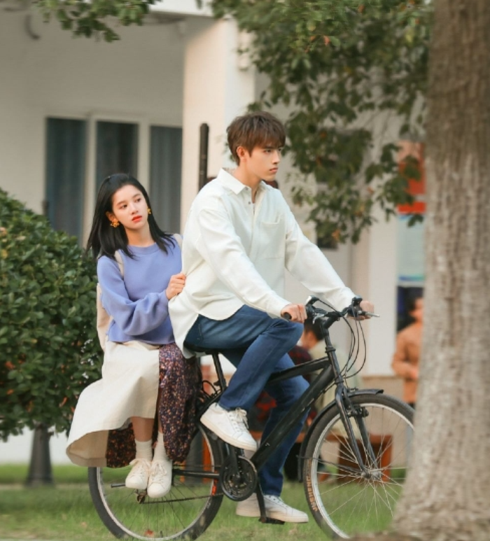 Bộ phim từng tạo nên cơn sốt lớn nhờ chuyện tình nhiều biến cố giữa thiên tài lập trình Lý Tuân và cô gái Chu Vận. Không đi theo mô-típ tổng tài quen thuộc, tác phẩm xây dựng nam chính với tính cách gai góc, cô độc và nhiều tổn thương nội tâm. Tình yêu của Chu Vận không đơn thuần là rung động tuổi trẻ mà còn là sự đồng hành trong những giai đoạn tăm tối nhất cuộc đời Lý Tuân. Những phân cảnh cảm xúc cùng chemistry nổi bật của cặp đôi chính khiến bộ phim luôn nằm trong danh sách đáng xem lại.