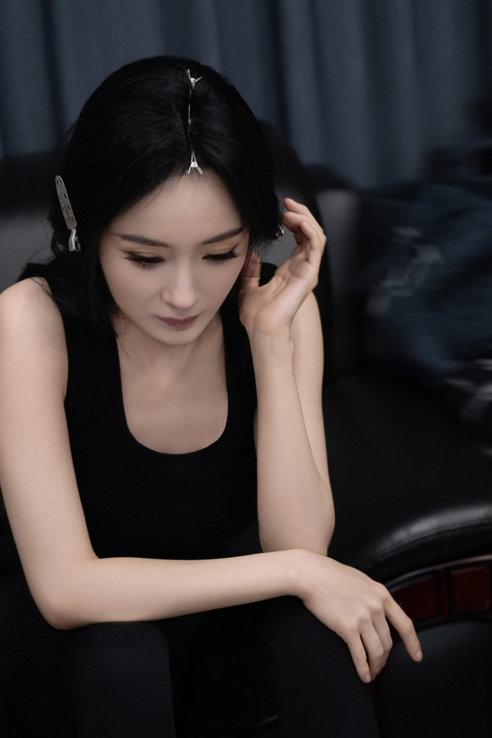 Dương Mịch từng nỗ lực để có thể hoá thân vào vai diễn trong phim Sinh vạn vật. Ảnh: Weibo