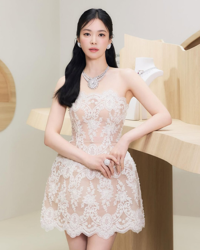 Song Hye Kyo khéo khoe visual xinh đẹp khi diện váy xuyên thấu. Ảnh: IGNV