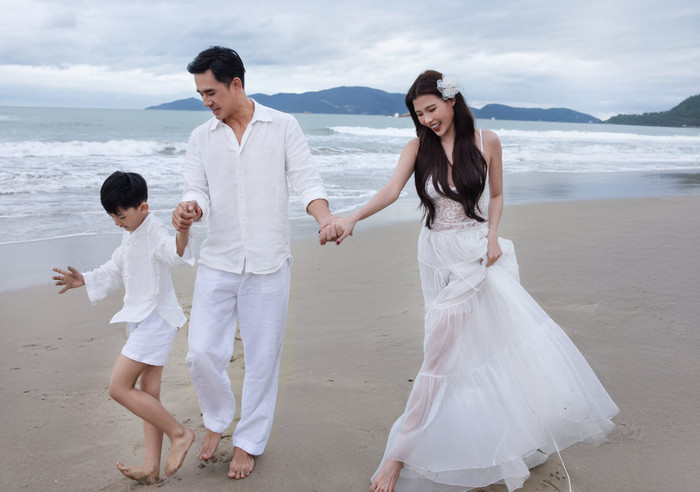 Những khoảnh khắc đời thường của Lương Thế Thành và Thúy Diễm bên con trai được nhiều khán giả yêu thích.&nbsp;