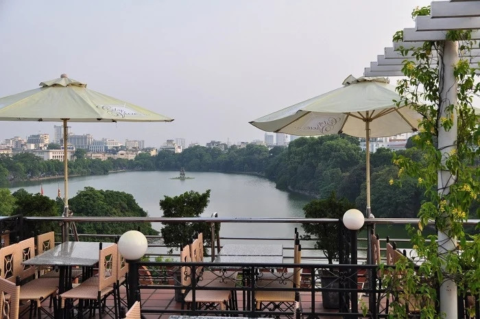 Những quán cà phê cạnh Hồ Gươm