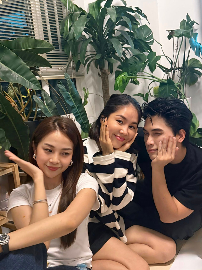 Lê Phương hội ngộ bên đồng nghiệp thân thiết.
