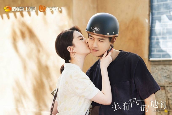 Thuộc dòng phim chữa lành, tác phẩm kể về Hứa Hồng Đậu - người rời thành phố sau biến cố cá nhân để tìm sự bình yên tại một vùng quê. Tại đây, cô gặp Tạ Chi Dao, người cũng từ bỏ công việc ổn định để quay về quê hương khởi nghiệp. Hai người cùng nhau phát triển du lịch địa phương, đồng thời tìm thấy sự cân bằng trong cuộc sống và cảm xúc.
