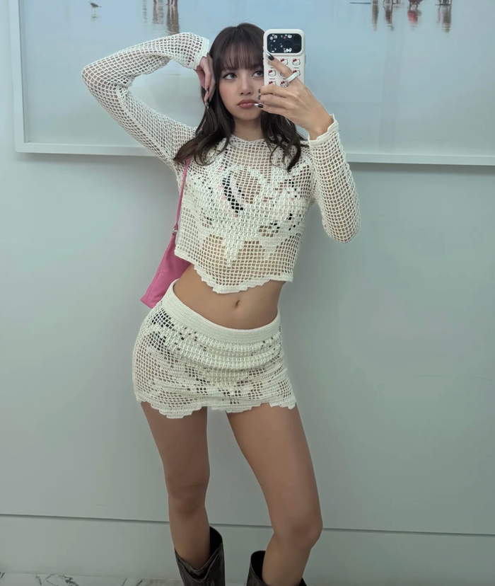 Lisa (BLACKPINK) diện váy lưới khoe cơ thể quyến rũ Ảnh 1