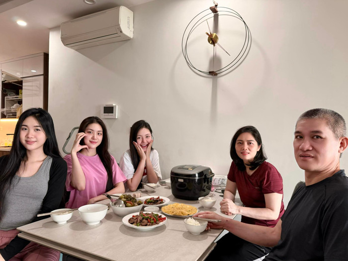 Phương Oanh thoải mái để mặt mộc, ăn diện giản dị khi đưa hai người bạn đến gặp bố mẹ ở Hà Nội. Ảnh: FBNV