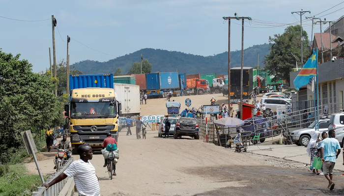 Người dân đi bộ sau khi Uganda đóng cửa biên giới với Cộng hòa Dân chủ Congo, khi chính quyền tăng cường nỗ lực ngăn chặn đợt bùng phát dịch Ebola mới do chủng virus Bundibugyo gây ra, tại cửa khẩu Mpondwe, thuộc quận Kasese, Uganda, ngày 28 tháng 5 năm 2026. (Ảnh: REUTERS/Abubaker Lubowa).