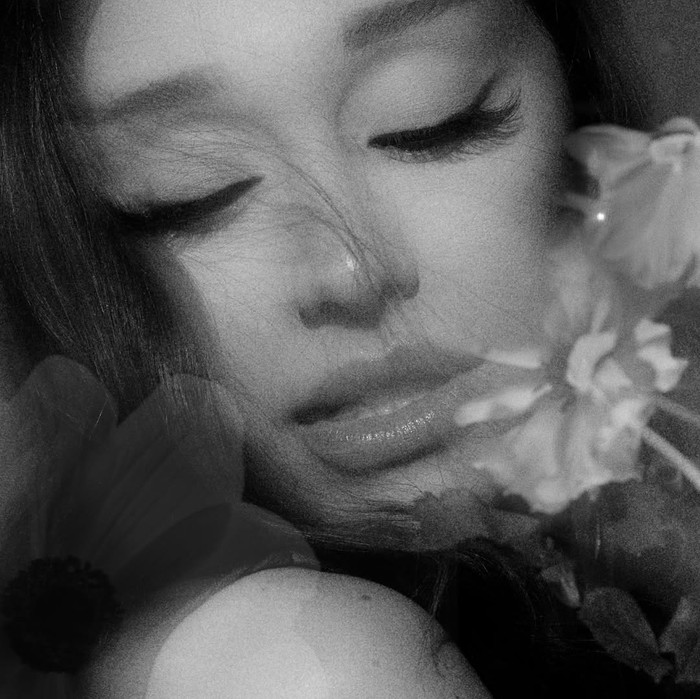 Truyền thông quốc tế nói gì về đĩa đơn mới của Ariana Grande? Ảnh 3