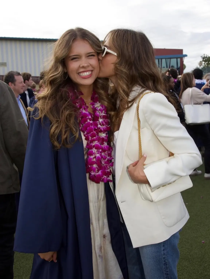 Sau buổi lễ, Jessica Alba chia sẻ loạt khoảnh khắc xúc động lên trang cá nhân để chúc mừng con gái.
