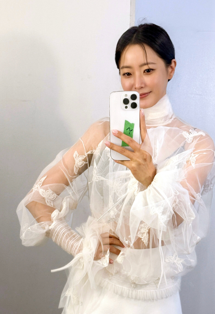 Kim Hee Sun gây sốt với phong cách xuyên thấu đầy táo bạo Ảnh 2