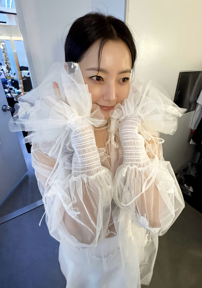 Kim Hee Sun gây sốt với phong cách xuyên thấu đầy táo bạo Ảnh 3