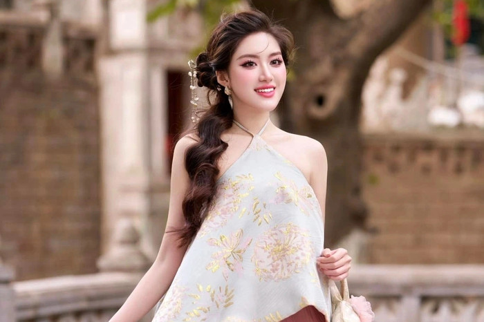 Hoa hậu Phan Phương Oanh sinh ra và lớn lên ở Hà Nội.