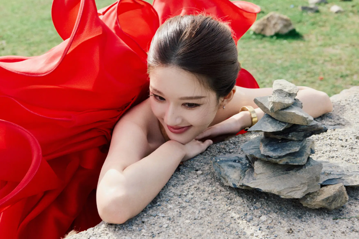 Nụ cười tỏa nắng cùng thần thái rạng rỡ của mỹ nhân sinh năm 1998 nhận được cơn mưa lời khen từ netizen. Ảnh: Sohu