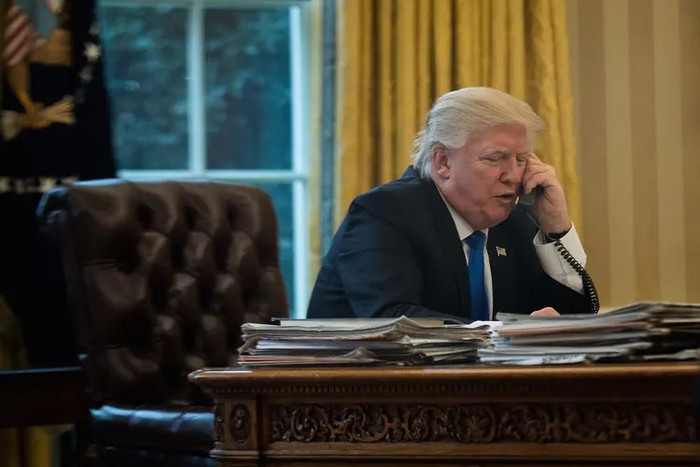 Tổng thống Donald Trump nói chuyện điện thoại với Thủ tướng Đức Angela Merkel tại Phòng Bầu dục ở Nhà Trắng ngày 28/1/2017, tại Washington, D.C. Ảnh: Drew Angerer/Getty Images.