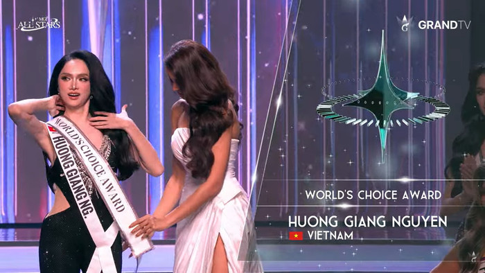Hoa hậu Hương Giang nhận giải thưởng World's Choice Award.&nbsp;