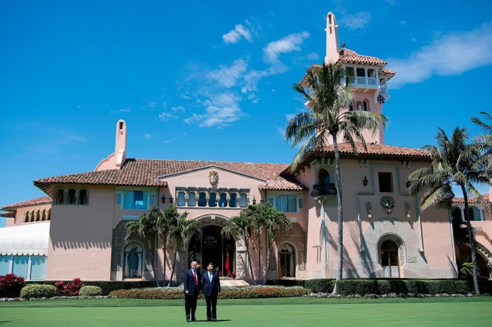 Tổng thống Donald Trump và Chủ tịch Trung Quốc Tập Cận Bình chụp ảnh cùng nhau tại khu nghỉ dưỡng Mar-a-Lago ở West Palm Beach, bang Florida.Ảnh: Jim Watson/AFP/Getty Images.