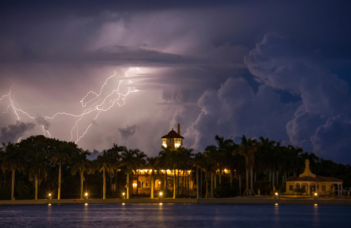 Tia sét lóe sáng trên bầu trời phía trên khu nghỉ dưỡng Mar-a-Lago ngày 30/7/2015.Ảnh: Greg Lovett/The Palm Beach Post/Newscom.