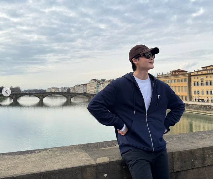 Loạt ảnh của Lee Jong Suk nhận 'mưa lời khen' từ dân mạng.