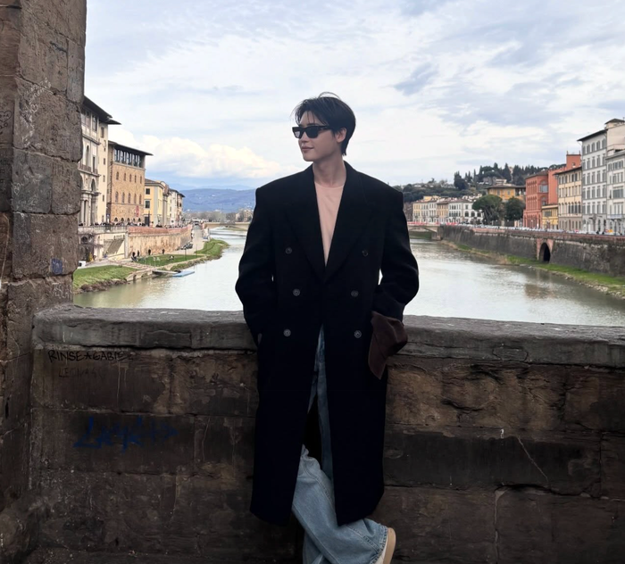 Lee Jong Suk khoe ảnh đời thật, visual được khen 'như hoàng tử' Ảnh 3