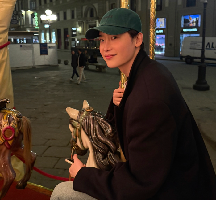 Khoảnh khắc Lee Jong Suk xuất hiện tại quảng trường về đêm và ngồi trên vòng quay ngựa gỗ khiến dân tình xôn xao.