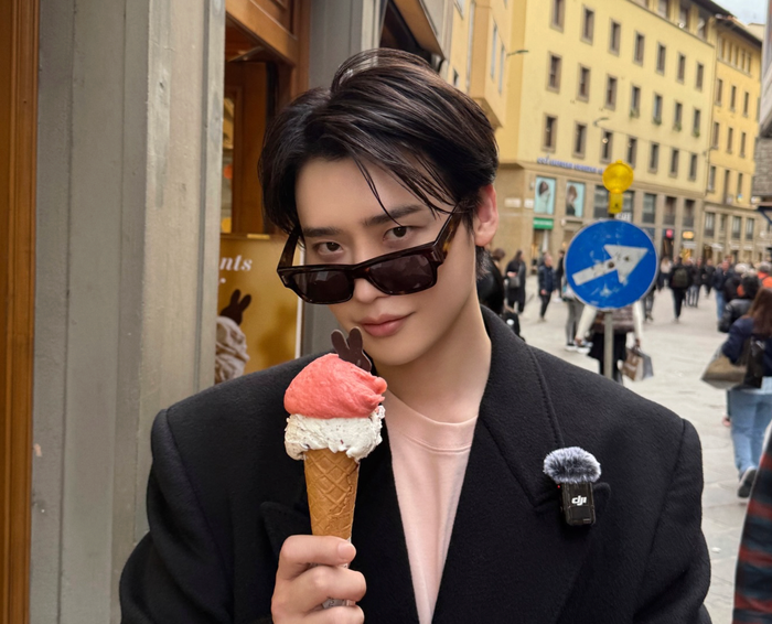Hình ảnh mới đây của nam diễn viên Lee Jong Suk.