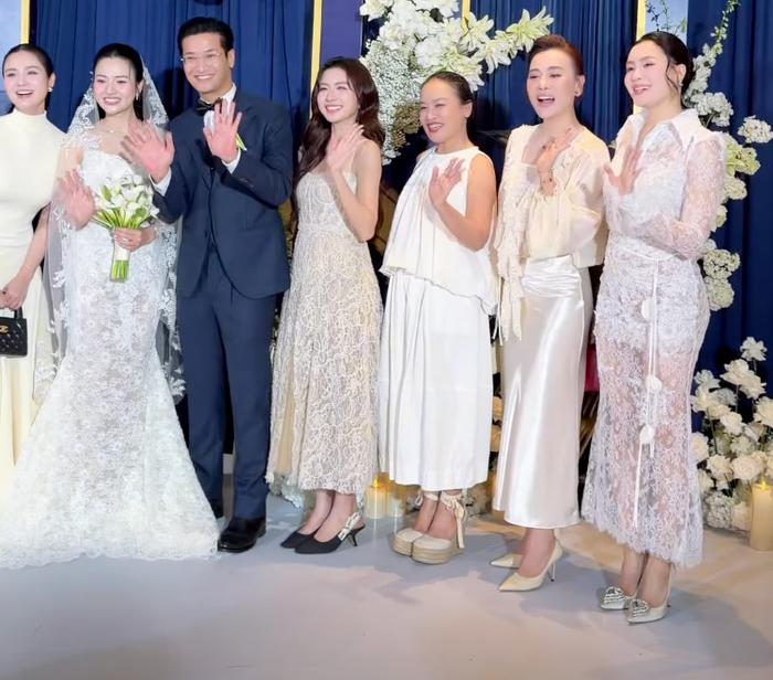 Phương Oanh cười tươi rói khi dự đám cưới của Việt Hoa và Vương Trọng Trí. Ảnh: huyenlizzie90