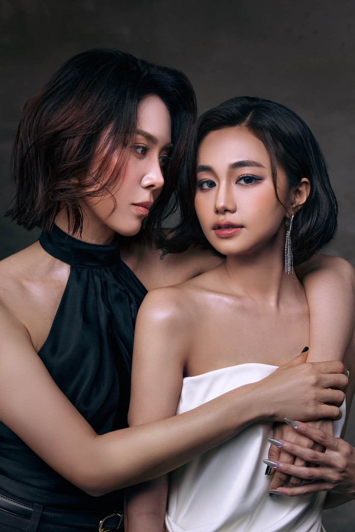 Lê Phương tạo dáng quyến rũ bên Ngân Hoà. Ảnh: FBNV