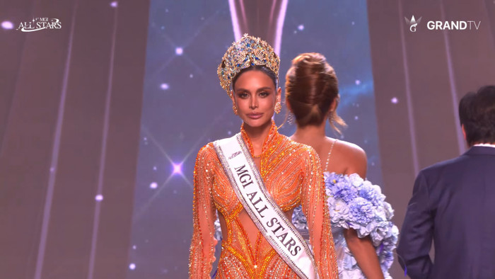 Vanessa bình tĩnh sau khi gặp sự cố về vương miện ngay trên sân khấu MGI All Stars. Ảnh chụp màn hình