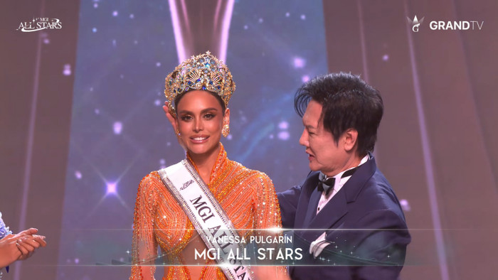 Tân MGI All Stars được ông Nawat trao vương miện trong giây phút vừa mới đăng quang. Ảnh chụp màn hình