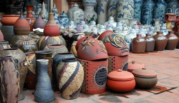 Du khách đến làng gốm Bát Tràng có thể trải nghiệm tự tay làm gốm.