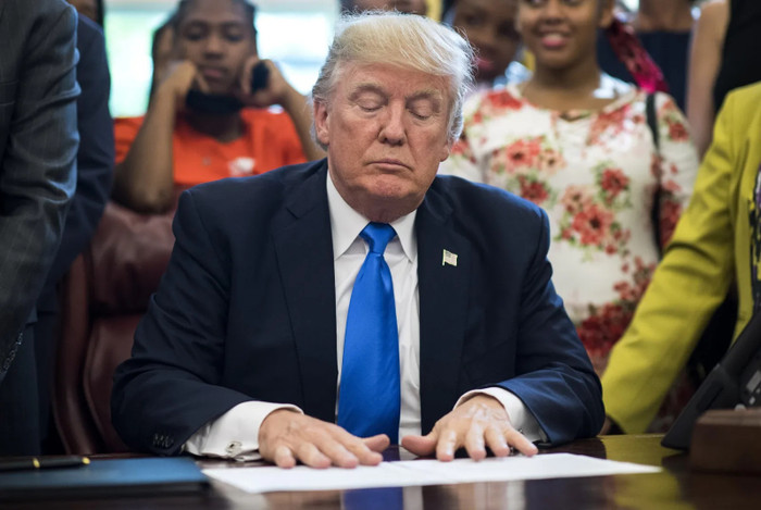 Tổng thống Donald Trump dừng lại bên cạnh các học sinh trước khi ký một bản ghi nhớ nhằm mở rộng khả năng tiếp cận giáo dục STEM (khoa học, công nghệ, kỹ thuật và toán học) tại Phòng Bầu dục của Nhà Trắng, ngày 25/9 tại Washington, D.C. Ảnh: Kevin Dietsch-Pool/Getty Images.