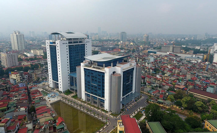 Bên ngoài toà nhà của trường Đại học được nhìn từ trên cao.