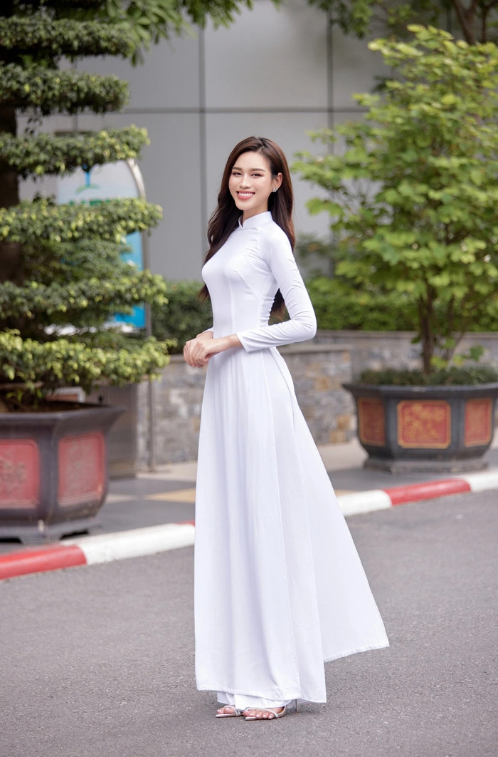 Ngoài Hoa hậu Phương Oanh, Hoa hậu Đỗ Thị Hà cũng xuất thân từ 'cái nôi' Đại học Kinh tế Quốc dân.