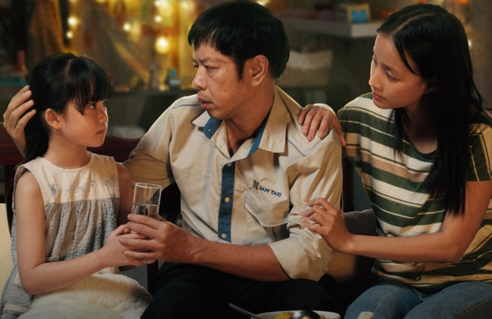 Thái Hòa vào vai một người cha đơn thân làm nghề tài xế taxi, đang chật vật mưu sinh giữa cuộc sống đầy áp lực.
