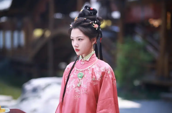 Lương Thần Mỹ Cẩm có sự tham gia của Nhậm Mẫn, Từ Sa và Đổng Tư Thành ở tuyến nhân vật chính. Ảnh: Weibo đoàn phim