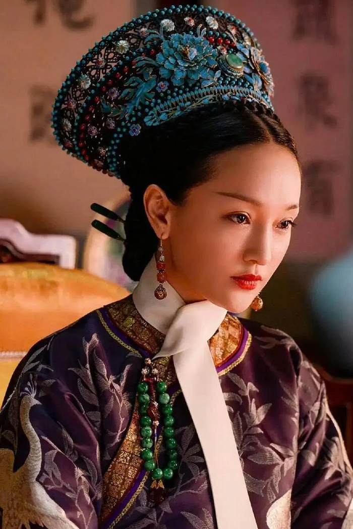 Nếu Diên Hi Công Lược tập trung vào những cuộc tranh đấu nơi hậu cung thì Hậu Cung Như Ý Truyện lại là bản bi ca về tình yêu và quyền lực. Bộ phim khắc họa hành trình từ hạnh phúc đến tan vỡ của Như Ý và Càn Long, cho thấy sự thay đổi của con người khi đứng trước đỉnh cao quyền lực. Với diễn xuất được đánh giá xuất sắc của Châu Tấn cùng cách kể chuyện chậm rãi nhưng giàu chiều sâu, tác phẩm để lại nhiều dư âm trong lòng khán giả. Đây cũng là một trong những bộ phim cung đấu được xem lại nhiều nhất bởi mỗi lần thưởng thức đều giúp người xem khám phá thêm những tầng ý nghĩa mới.