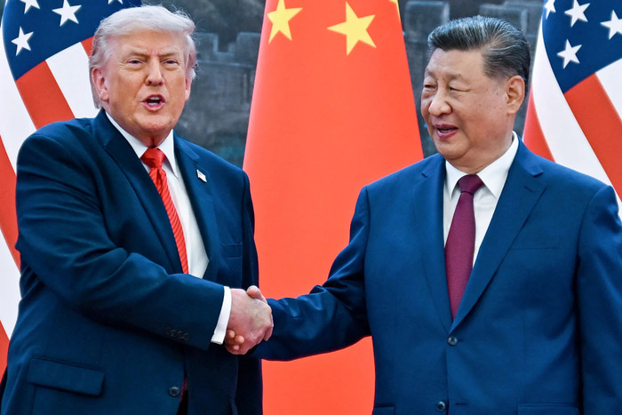 Tổng thống Donald Trump bắt tay với Chủ tịch Trung Quốc Tập Cận Bình tại Bắc Kinh vào ngày 14 tháng 5 năm 2026 (Ảnh: Kenny HOLSTON / POOL / AFP via Getty)&nbsp;