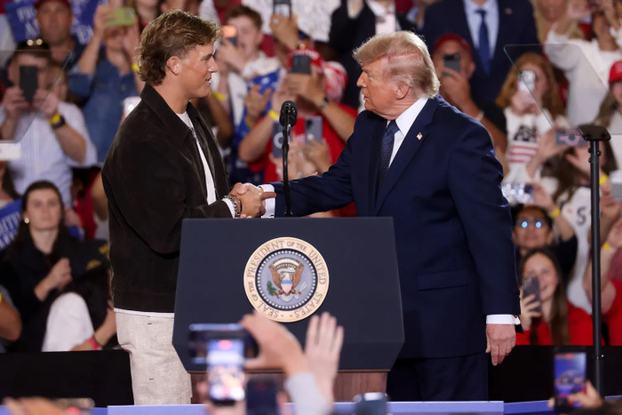 Donald Trump và Jaxson Dart tại Suffern, New York vào ngày 22 tháng 5 năm 2026 (Ảnh: Michael Nagle/Bloomberg qua Getty)