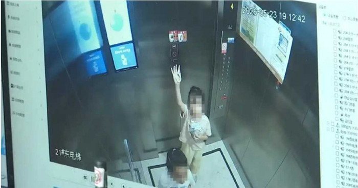 Hai bé gái kẹt trong thang máy suốt 2 tiếng, cầu cứu hơn 35 lần vẫn bị phớt lờ Ảnh 4